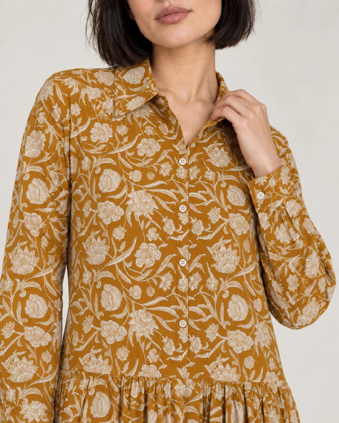 Abito camicia senape, dettaglio del capo - MADAME VENICE - FW26 - ANGELICA - PORTOGALLO FIORI #Colore_Senape