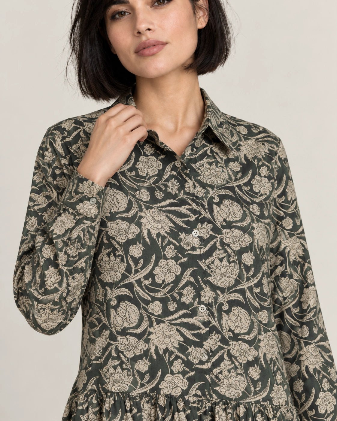 Abito camicia verde, dettaglio del capo - MADAME VENICE - FW26 - ANGELICA - PORTOGALLO FIORI #Colore_Verde