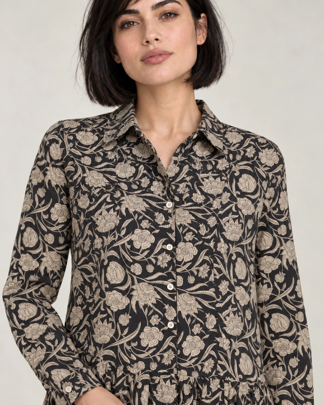 Abito camicia nero, dettaglio del capo - MADAME VENICE - FW26 - ANGELICA - PORTOGALLO FIORI #Colore_Nero