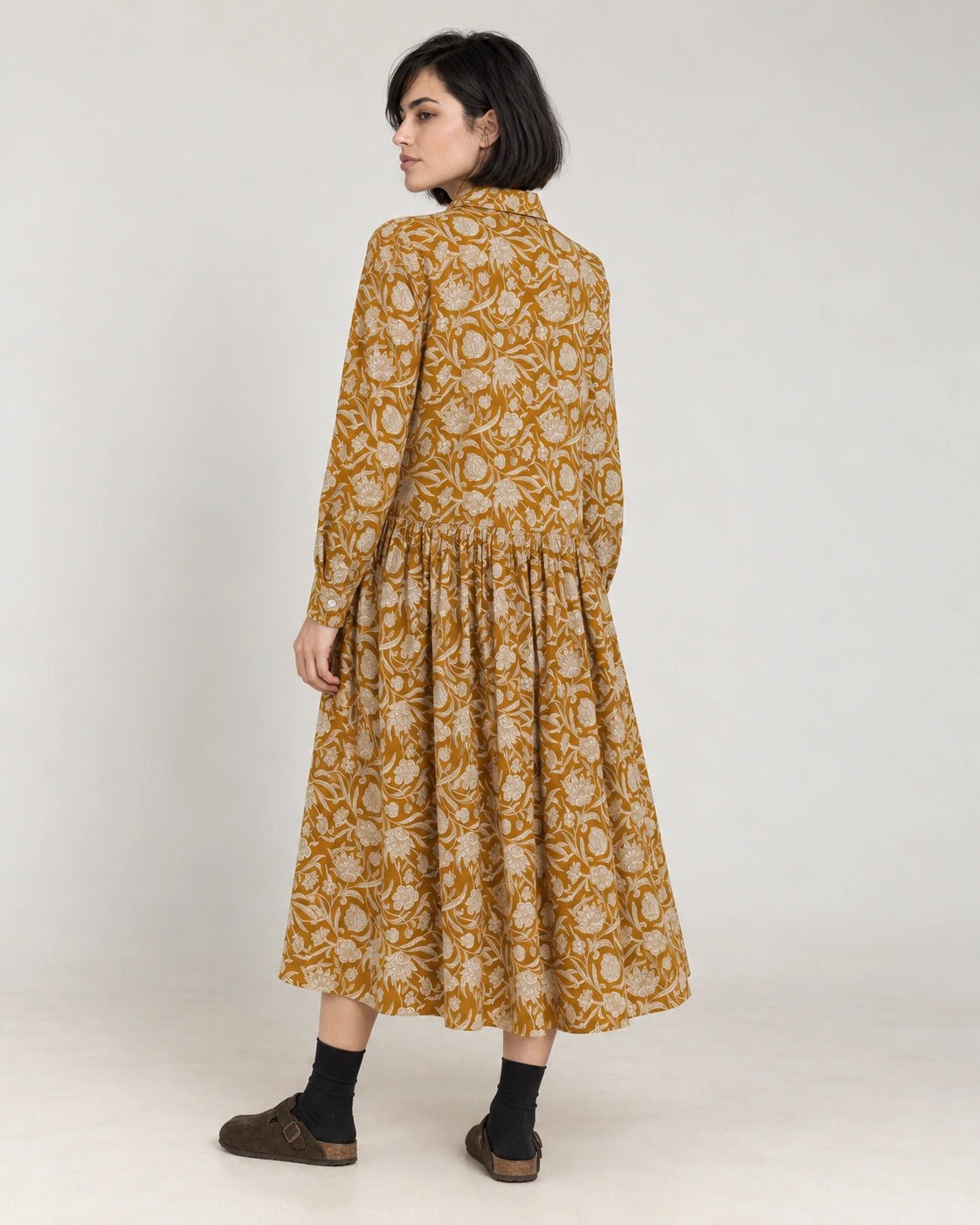 Abito camicia senape, vista posteriore - MADAME VENICE - FW26 - ANGELICA - PORTOGALLO FIORI #Colore_Senape