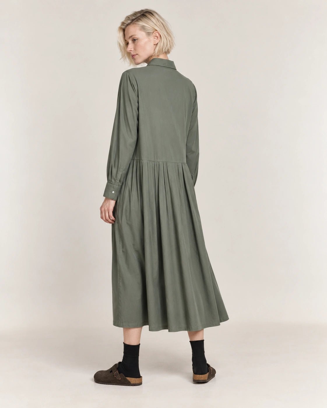 Abito camicia verde, vista posteriore - MADAME VENICE - FW26 - ANGELICA - COTONE SETA #Colore_Verde