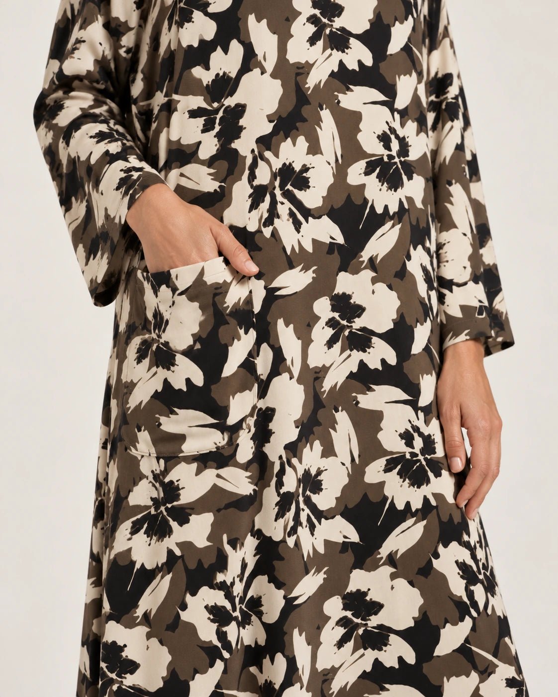 Abito a collo alto fantasia marrone, dettaglio della tasca - MADAME VENICE - FW25 - AGNESE - ECOVERO PRINT #Colore_Stain brown
