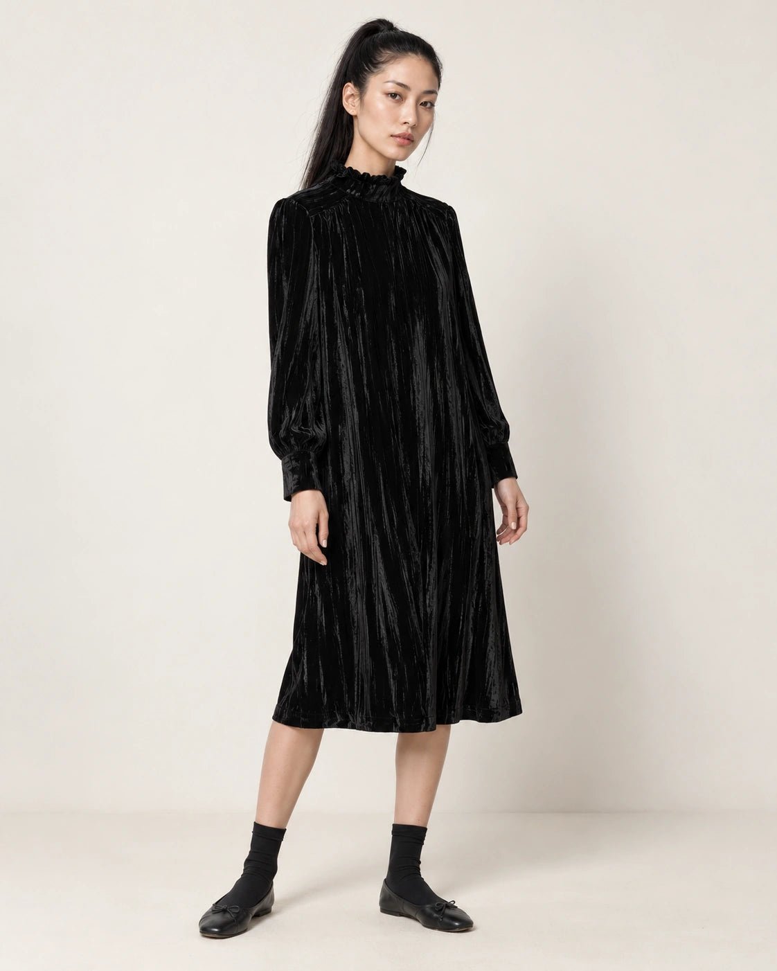 Abito collo alto nero, vista frontale - MADAME VENICE - FW26 - ANTONELLA - PLISSE' #Colore_Nero