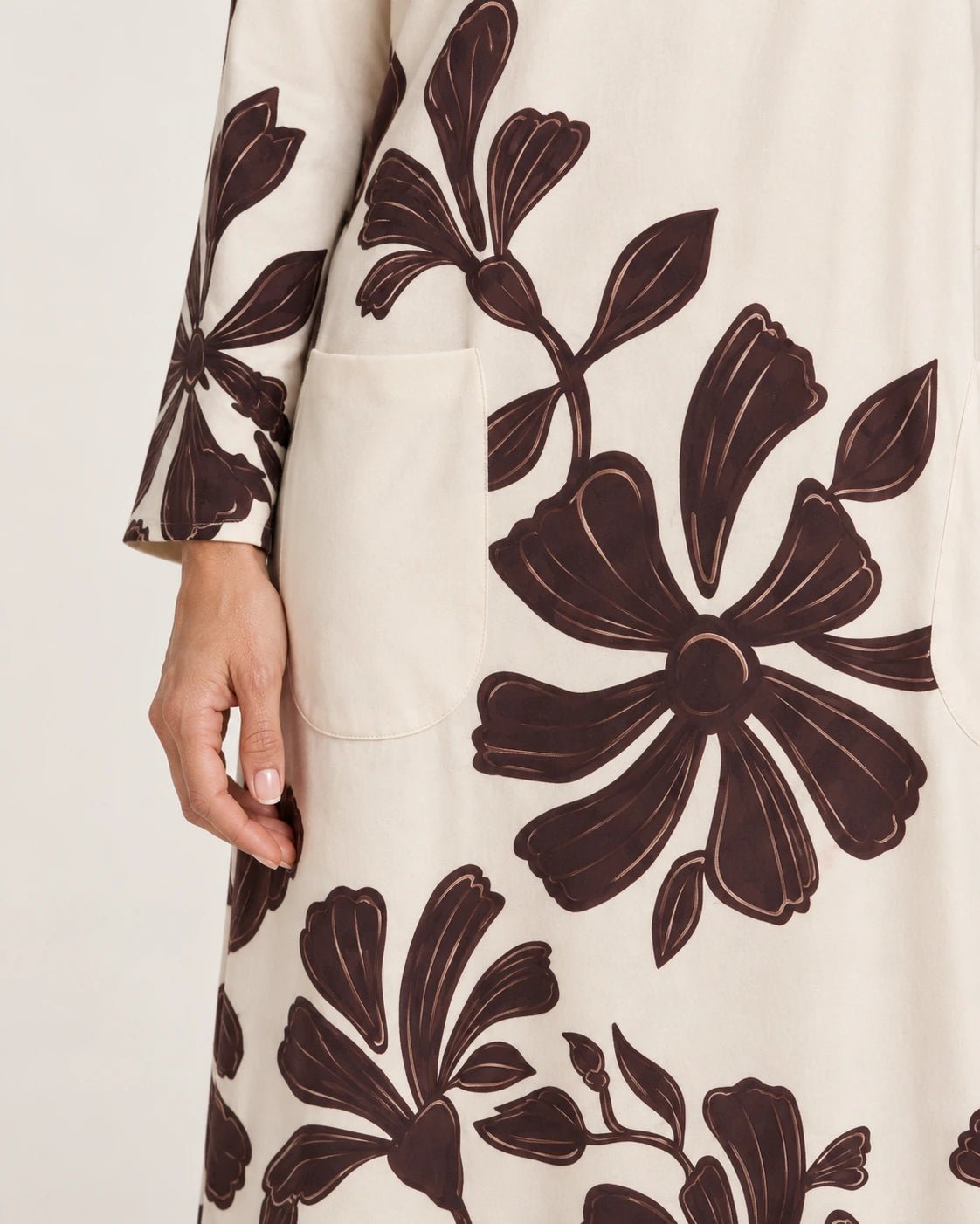 Abito a collo alto fantasia frill marrone, dettaglio della tasca - MADAME VENICE - FW25 - AGNESE - ECOVERO PRINT #Colore_Frill brown