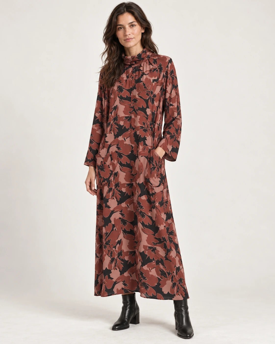 Abito a collo alto fantasia ruggine, vista frontale - MADAME VENICE - FW25 - AGNESE - ECOVERO PRINT #Colore_Stain rust