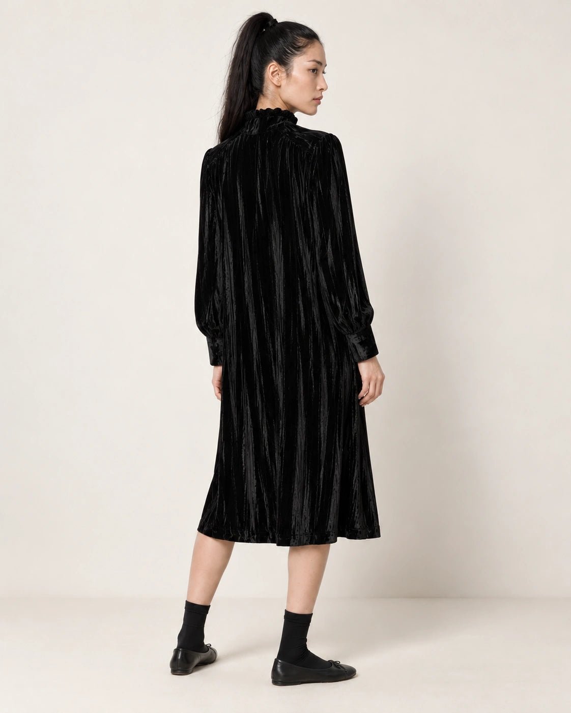 Abito collo alto nero, vista posteriore - MADAME VENICE - FW26 - ANTONELLA - PLISSE' #Colore_Nero