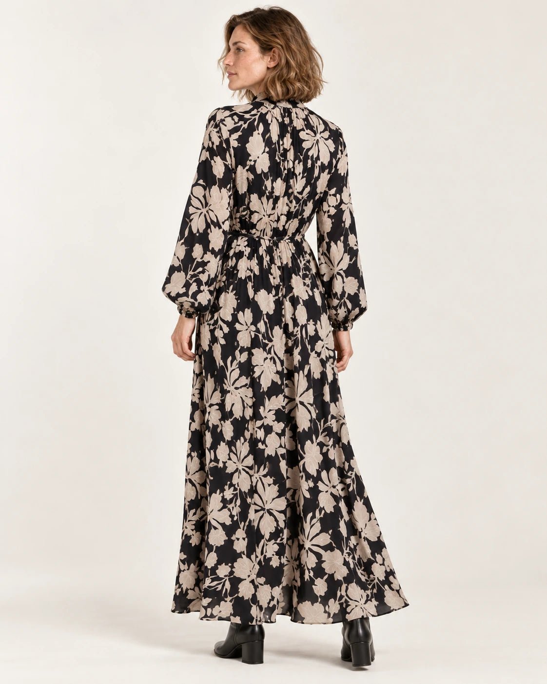 Abito con collo arricciato fantasia floreale naturale, vista posteriore - MADAME VENICE - FW25 - ALESSANDRA - ECOVERO PRINT #Colore_Flower natural