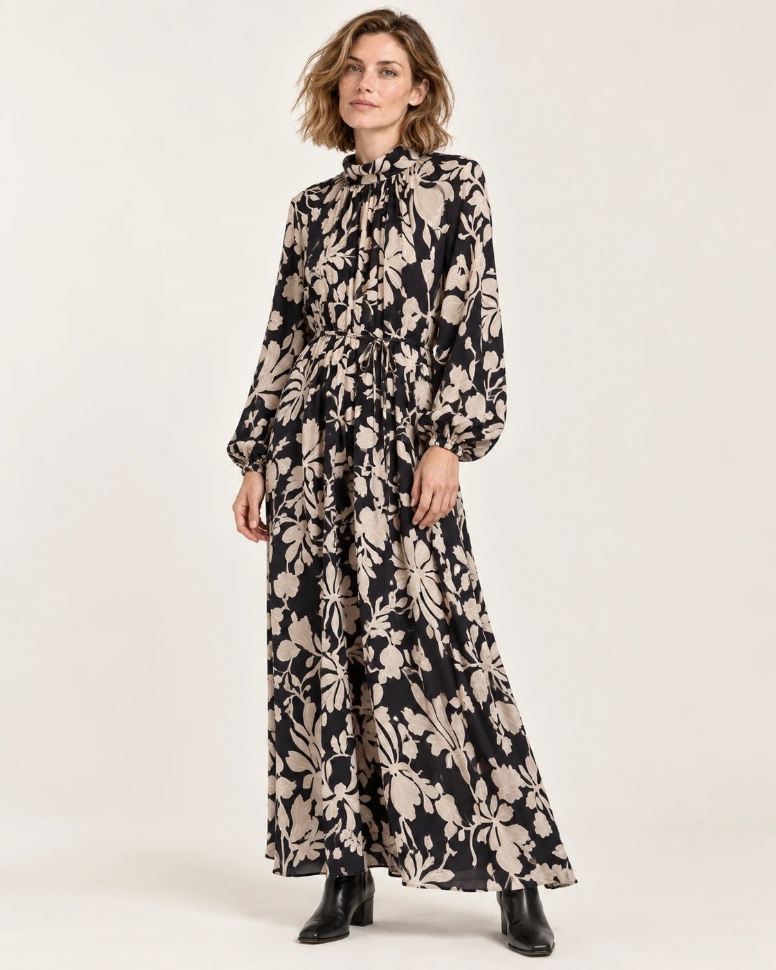 Abito con collo arricciato fantasia floreale naturale, vista frontale - MADAME VENICE - FW25 - ALESSANDRA - ECOVERO PRINT #Colore_Flower natural