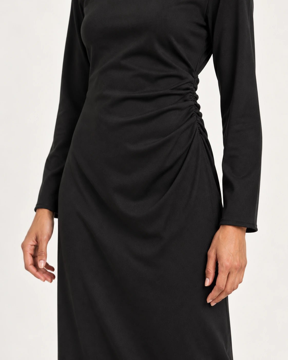Abito con arricciatura sul fianco nero, dettaglio dell'arricciatura - MADAME VENICE - FW25 - ANGY - JERSEY TECNICO #Colore_Black