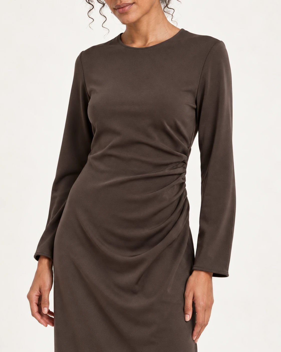 Abito con arricciatura sul fianco marrone, dettaglio dell'arricciatura - MADAME VENICE - FW25 - ANGY - JERSEY TECNICO #Colore_Brown
