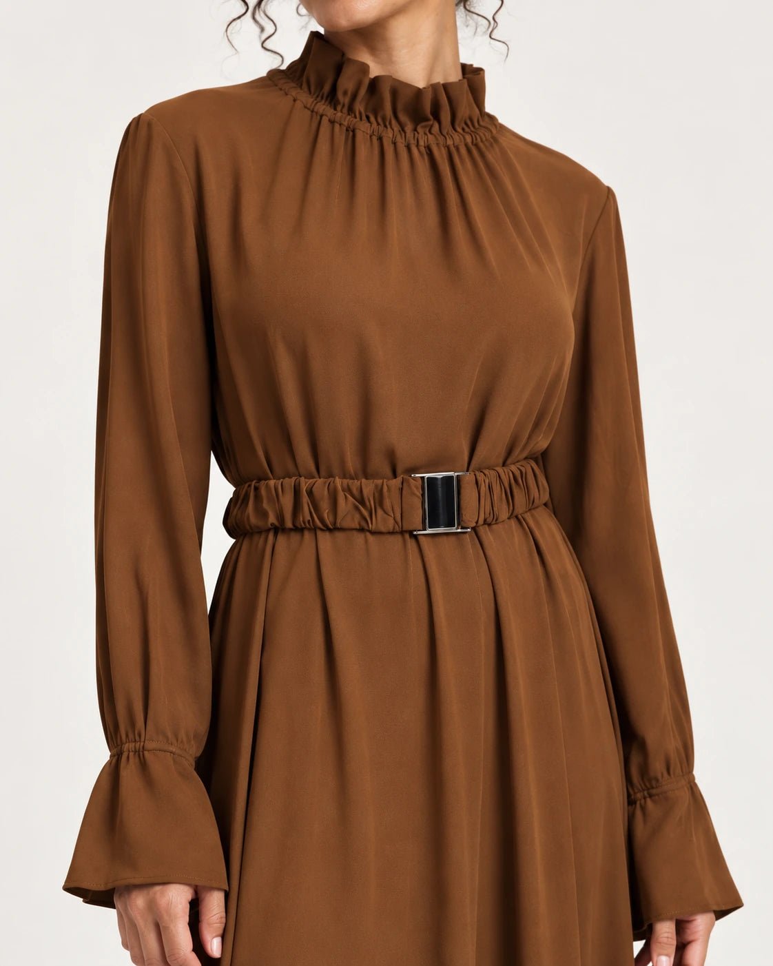 Abito con cintura marrone, dettaglio della cintura - MADAME VENICE - FW25 - ALBA - ECOVERO #Colore_Brown