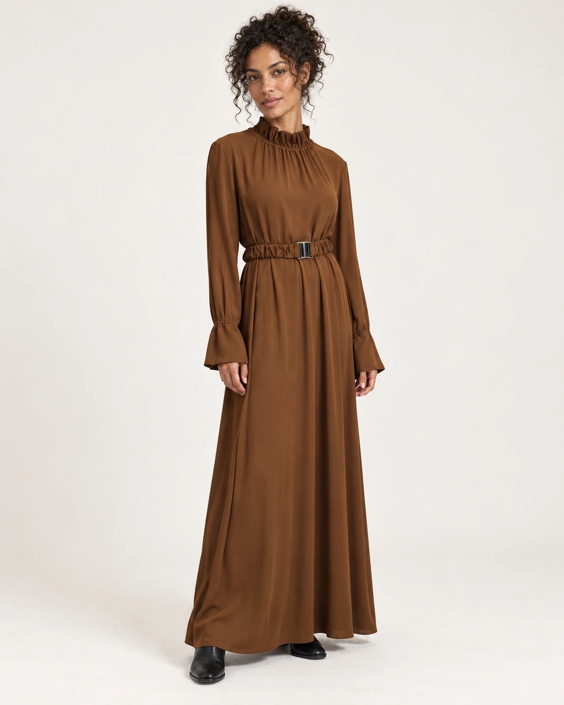 Abito con cintura marrone, vista frontale - MADAME VENICE - FW25 - ALBA - ECOVERO #Colore_Brown
