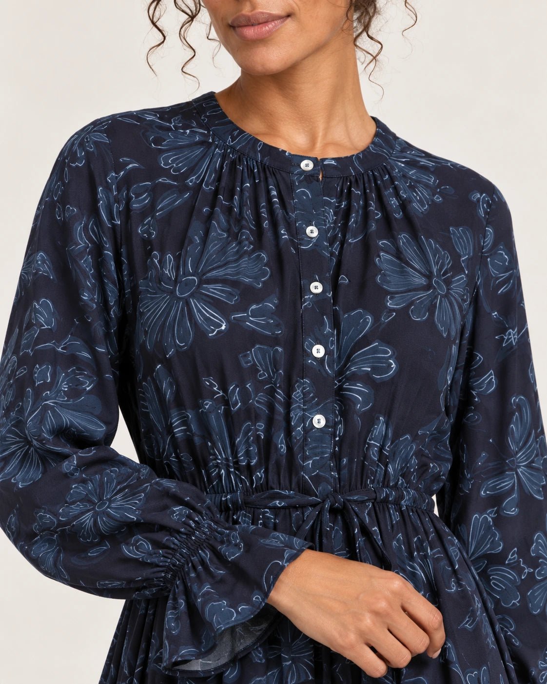 Abito con collo alla coreana fantasia floreale blu, dettaglio dei bottoni e del polsino - MADAME VENICE - FW25 - ALESSIA - ECOVERO PRINT #Colore_Flower blue