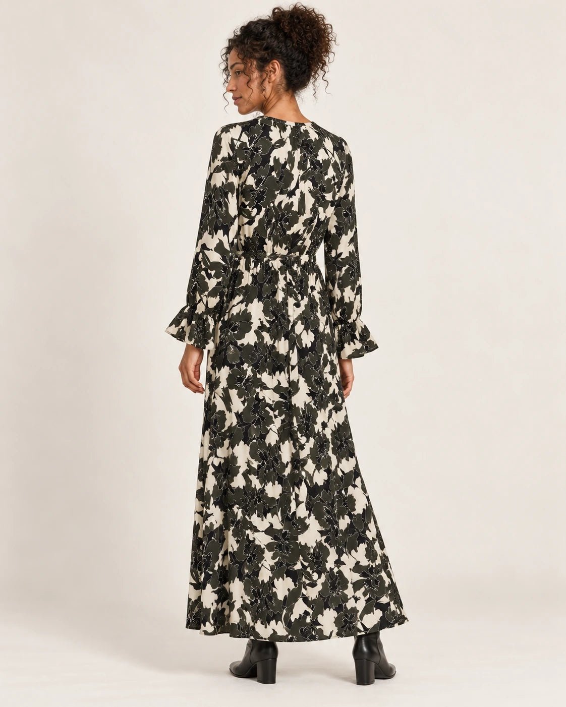 Abito con collo alla coreana fantasia oliva, vista posteriore - MADAME VENICE - FW25 - ALESSIA - ECOVERO PRINT #Colore_Stain olive