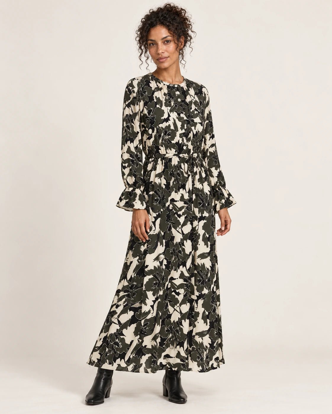 Abito con collo alla coreana fantasia oliva, vista frontale - MADAME VENICE - FW25 - ALESSIA - ECOVERO PRINT #Colore_Stain olive