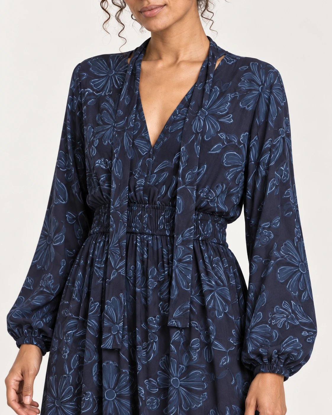 Abito con scollo a V fantasia floreale blu, dettaglio dello scollo - MADAME VENICE - FW25 - AURORA - ECOVERO PRINT #Colore_Flower blue