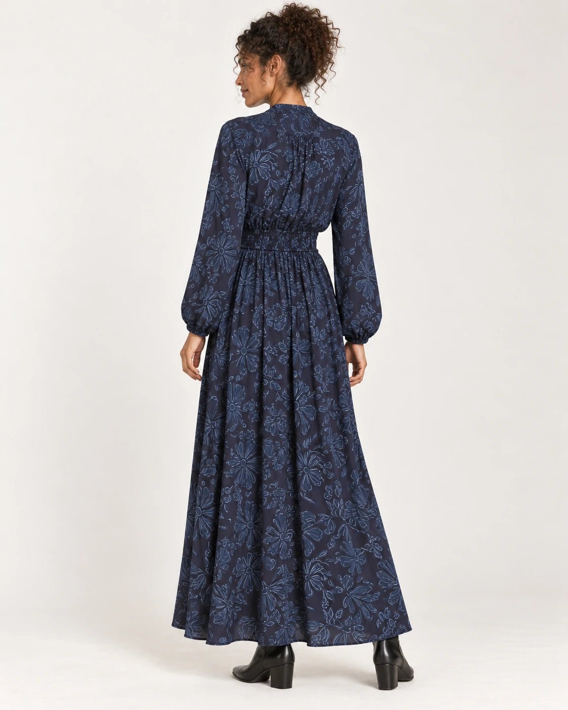 Abito con scollo a V fantasia floreale blu, vista posteriore - MADAME VENICE - FW25 - AURORA - ECOVERO PRINT #Colore_Flower blue