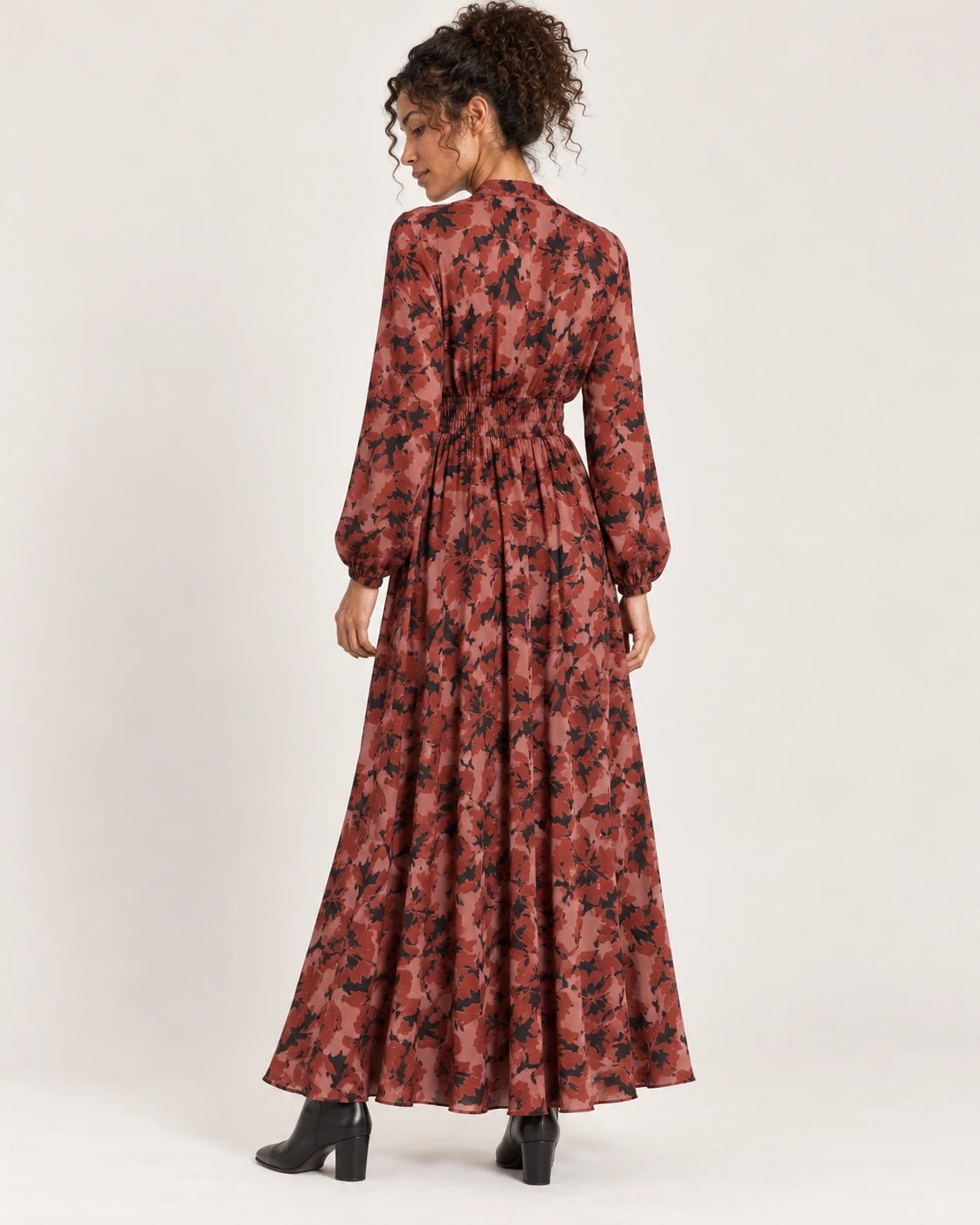 Abito con scollo a V fantasia ruggine, vista posteriore - MADAME VENICE - FW25 - AURORA - ECOVERO PRINT #Colore_Stain rust