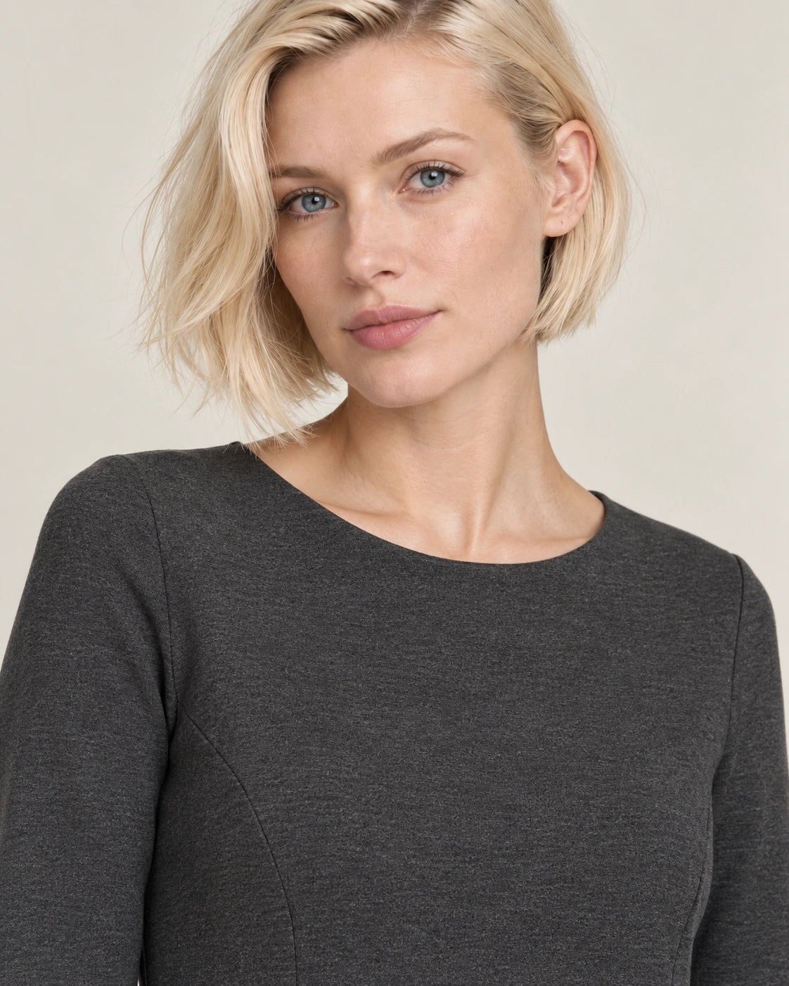 Abito trapezio grigio scuro, dettaglio del capo - MADAME VENICE - FW26 - ANTONIETTA - PUNTO MILANO #Colore_Grigio Scuro