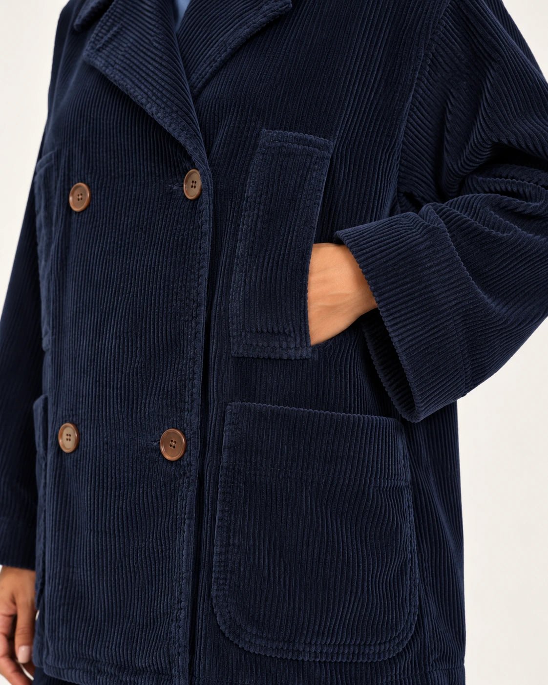 Caban blu, dettaglio delle tasche e del velluto - MADAME VENICE - FW25 - GISELLE - VELVET SWEET #Colore_Blue