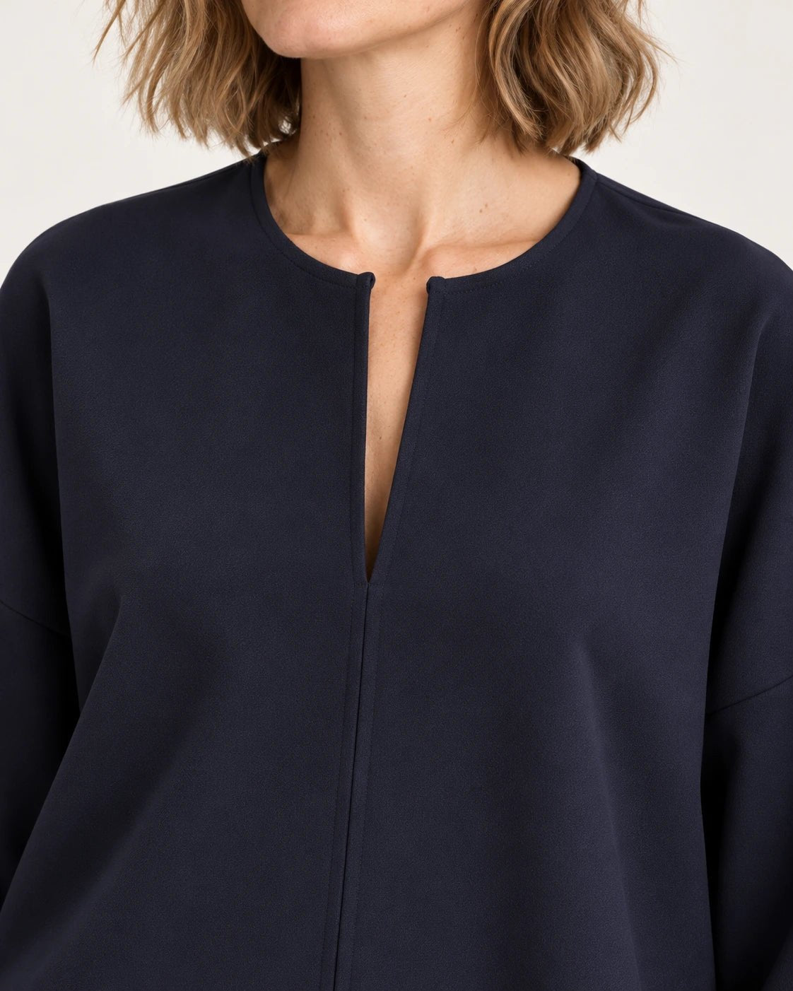 Caftano blu, dettaglio dello scollo - MADAME VENICE - FW25 - CLOTILDE - CREPE TECNICO #Colore_Blue