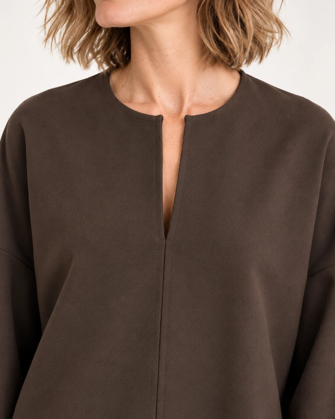 Caftano marrone, dettaglio dello scollo - MADAME VENICE - FW25 - CLOTILDE - CREPE TECNICO #Colore_Brown