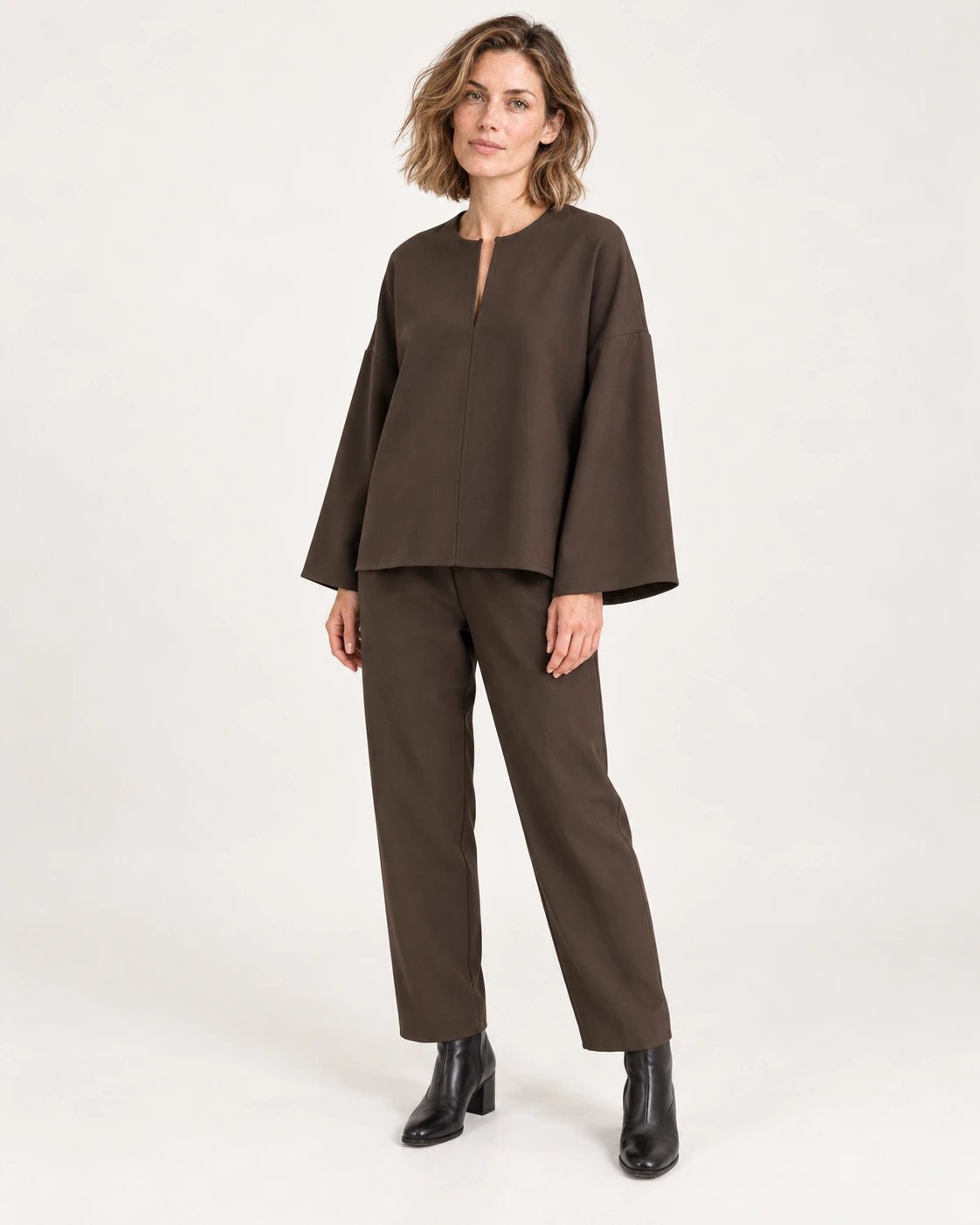 Caftano marrone, vista frontale - MADAME VENICE - FW25 - CLOTILDE - CREPE TECNICO #Colore_Brown