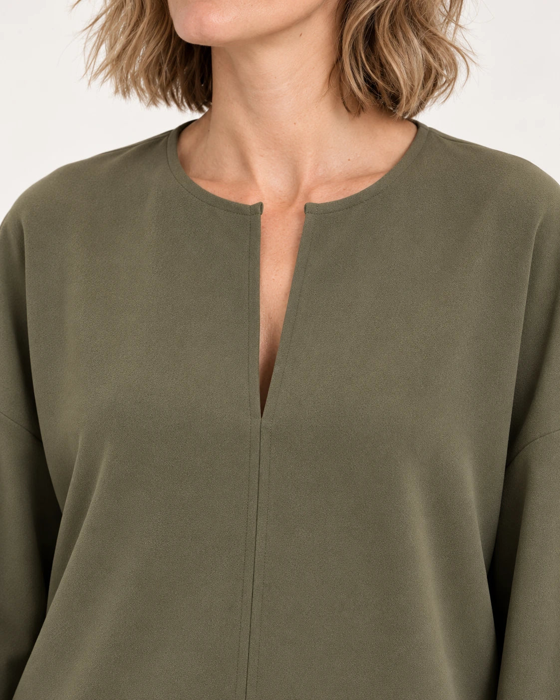 Caftano verde oliva, dettaglio dello scollo - MADAME VENICE - FW25 - CLOTILDE - CREPE TECNICO #Colore_Olive