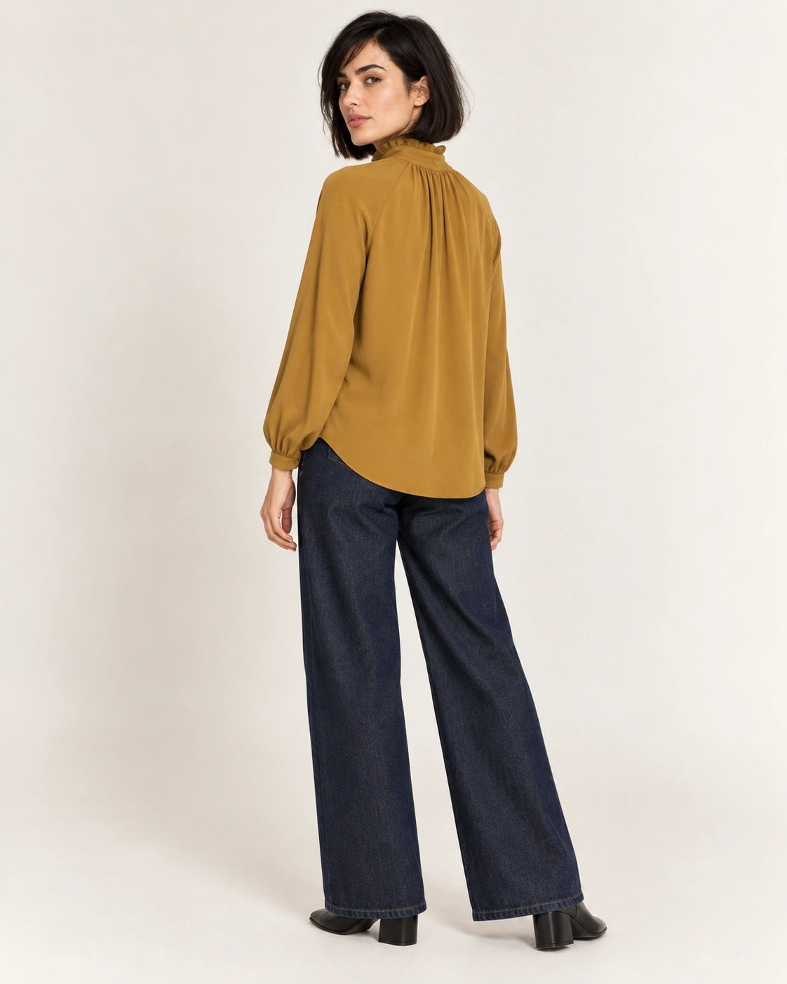 Camicia arriccio senape, vista posteriore - MADAME VENICE - FW26 - CLEOPATRA - CREPE COTONE #Colore_Senape