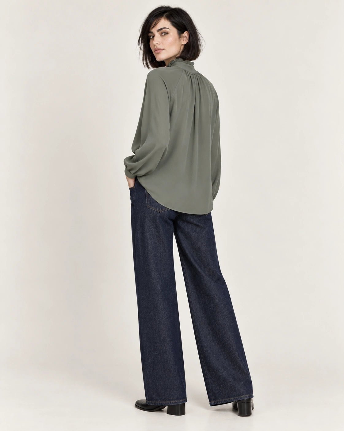 Camicia arriccio verde, vista posteriore - MADAME VENICE - FW26 - CLEOPATRA - CREPE COTONE #Colore_Verde