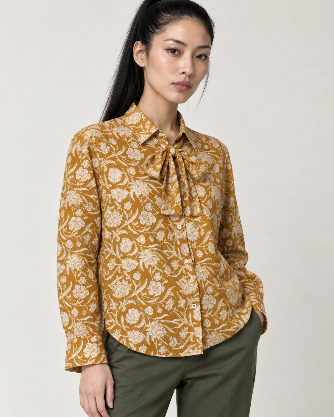 Camicia con fiocco senape, dettaglio del capo - MADAME VENICE - FW26 - CELESTINA - PORTOGALLO FIORI #Colore_Senape