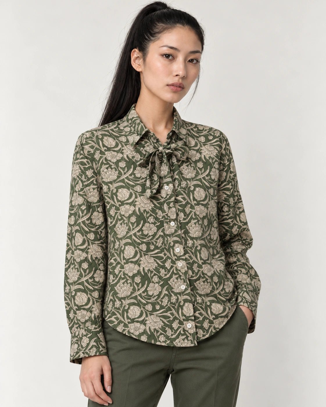 Camicia con fiocco verde, dettaglio del capo - MADAME VENICE - FW26 - CELESTINA - PORTOGALLO FIORI #Colore_Verde