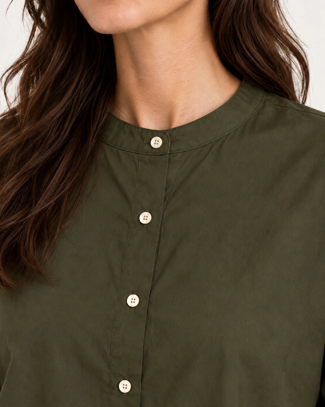 Camicia coreana verde oliva, dettaglio del collo alla coreana - MADAME VENICE - FW25 - CHARLOTTE - COTTON BIO #Colore_Olive