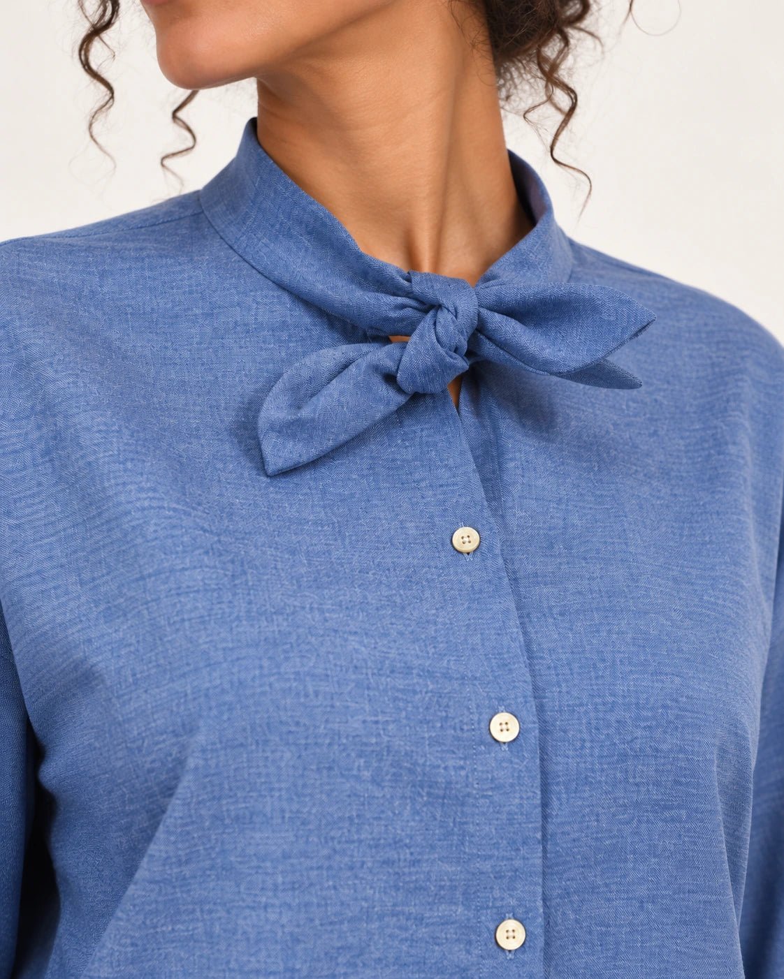 Camicia fiocco blu, dettaglio del fiocco - MADAME VENICE - FW25 - CELIA - TWILL MELANGE #Colore_Blue