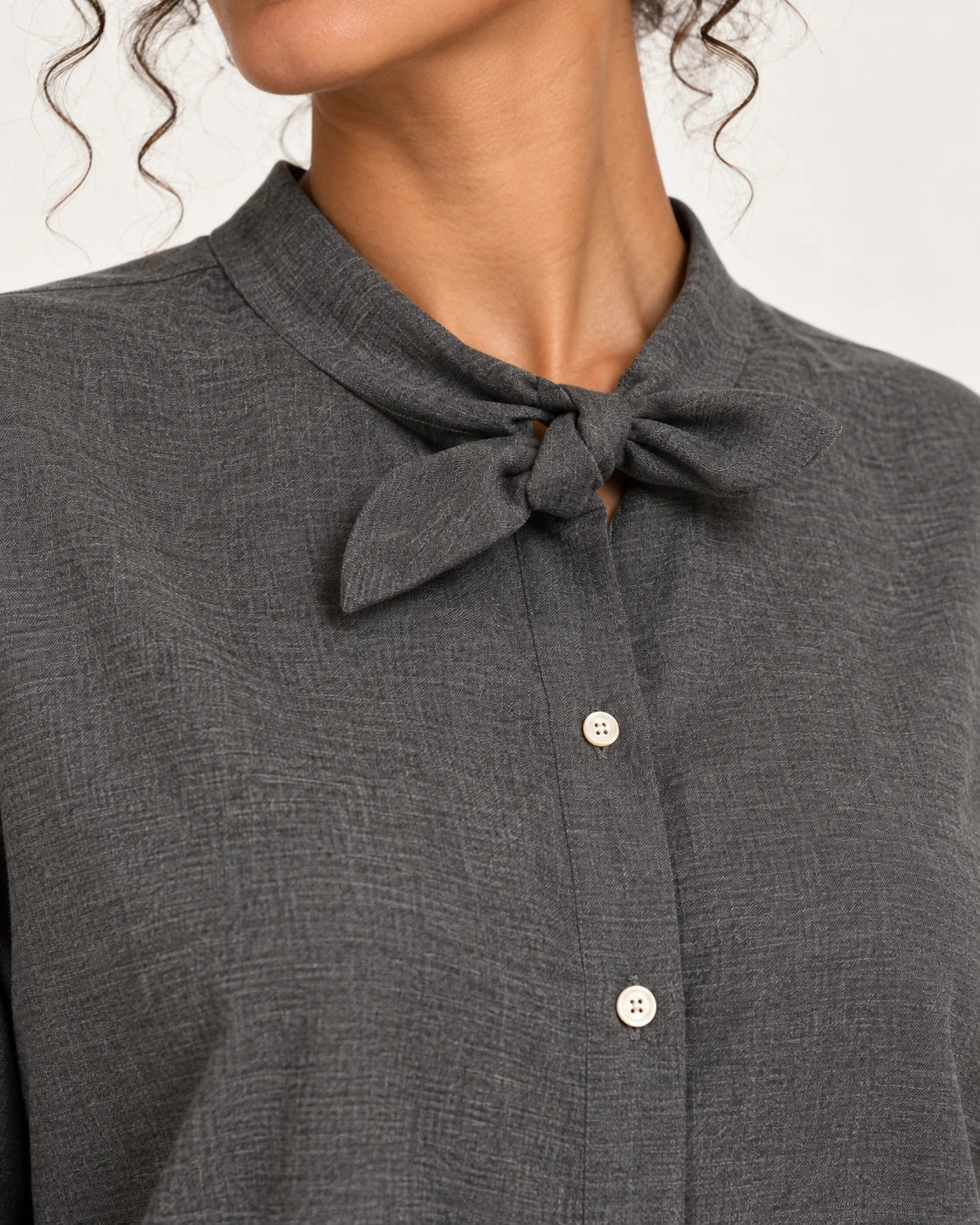 Camicia fiocco grigio, dettaglio del fiocco - MADAME VENICE - FW25 - CELIA - TWILL MELANGE #Colore_Grey