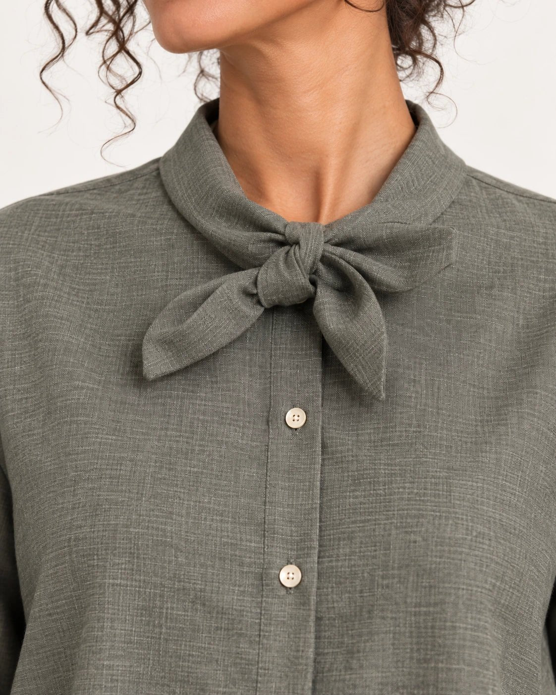 Camicia fiocco verde oliva, dettaglio del fiocco - MADAME VENICE - FW25 - CELIA - TWILL MELANGE #Colore_Olive
