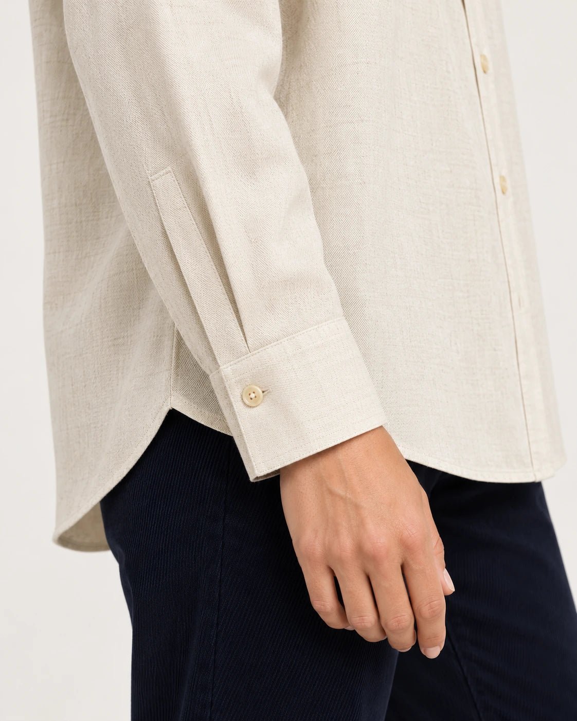 Camicia over naturale, dettaglio del polsino - MADAME VENICE - FW25 - CAROLA - TWILL MELANGE #Colore_Natural