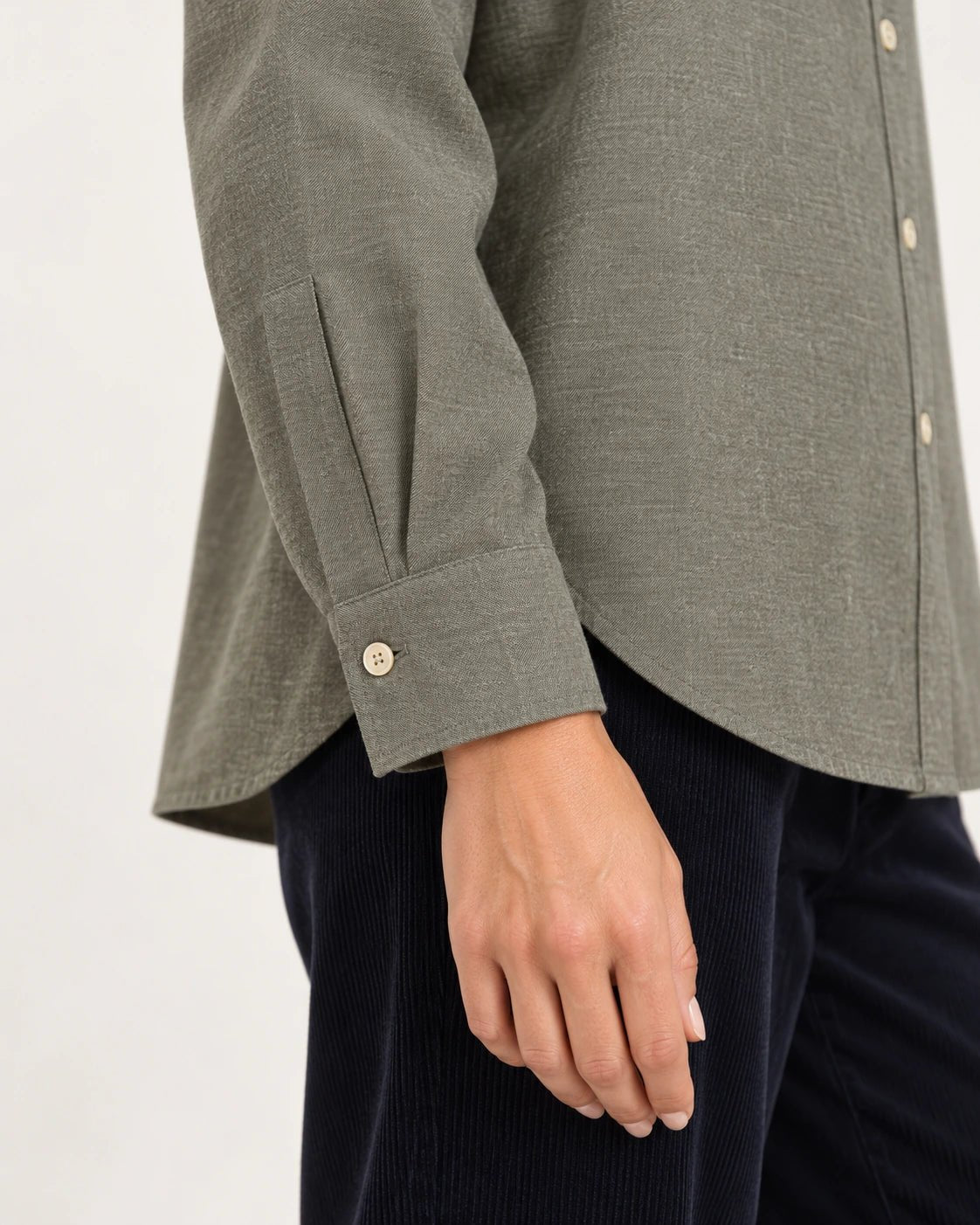 Camicia over verde oliva, dettaglio del polsino - MADAME VENICE - FW25 - CAROLA - TWILL MELANGE #Colore_Olive