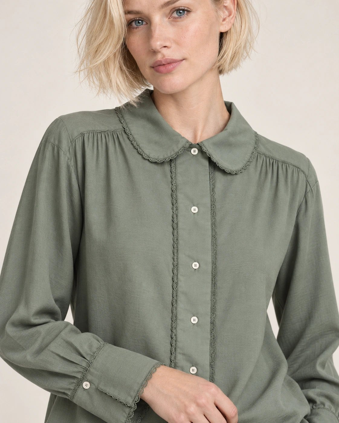 Camicia pizzo verde, dettaglio del capo - MADAME VENICE - FW26 - CRISTIANA - COTONE SETA #Colore_Verde