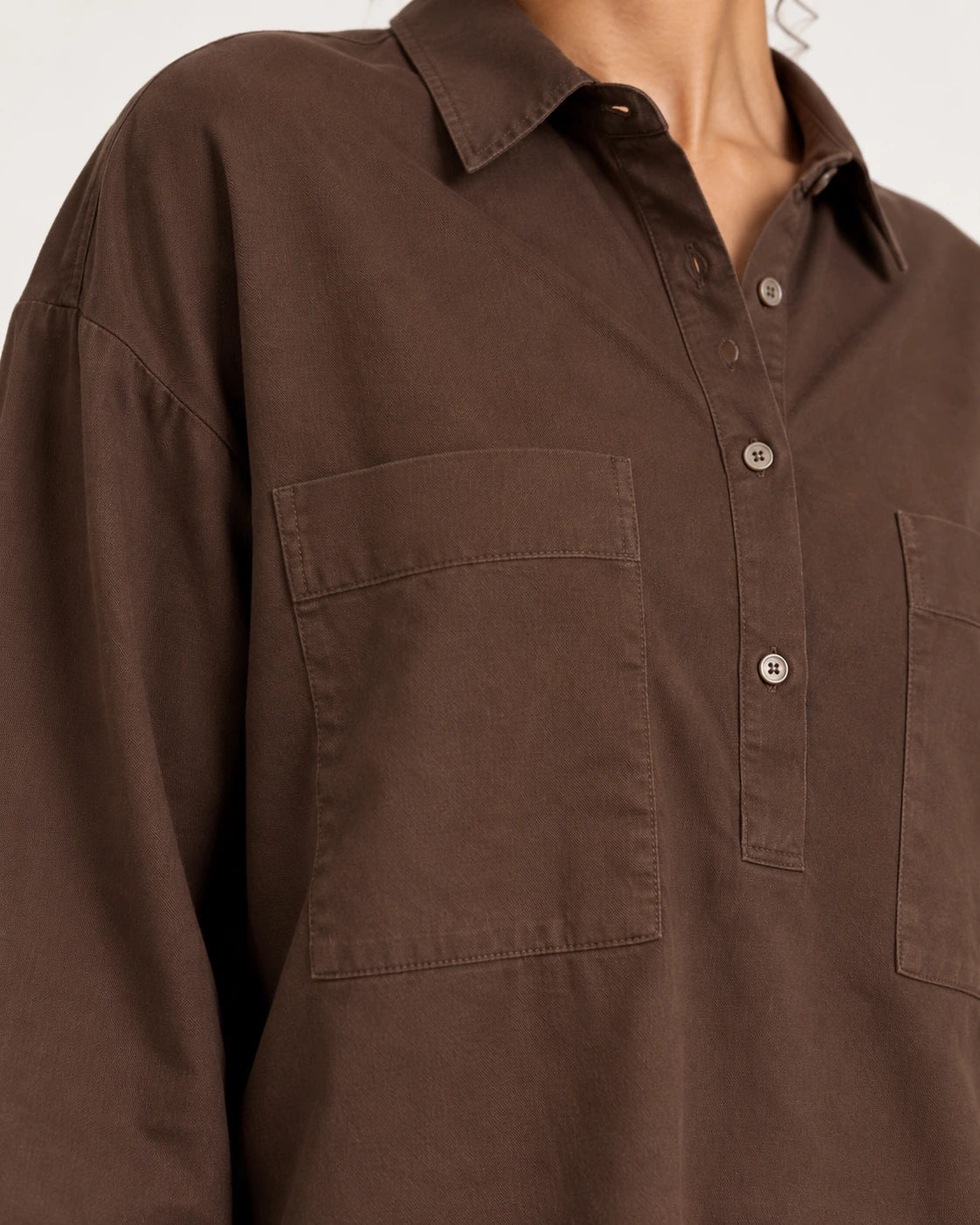 Camicia tasconi marrone, dettaglio della tasca - MADAME VENICE - FW25 - CHIARA - COTTON BIO #Colore_Brown