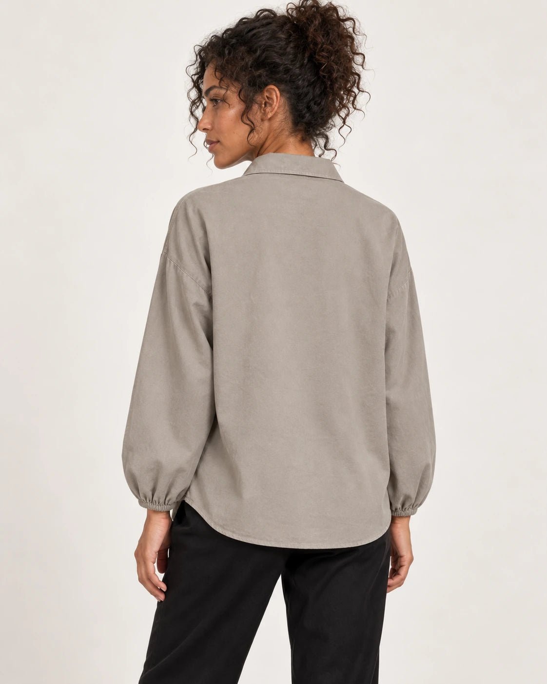 Camicia tasconi sabbia, vista posteriore - MADAME VENICE - FW25 - CHIARA - COTTON BIO #Colore_Sand