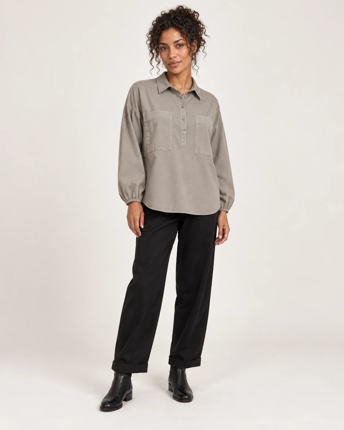 Camicia tasconi sabbia, vista frontale - MADAME VENICE - FW25 - CHIARA - COTTON BIO #Colore_Sand