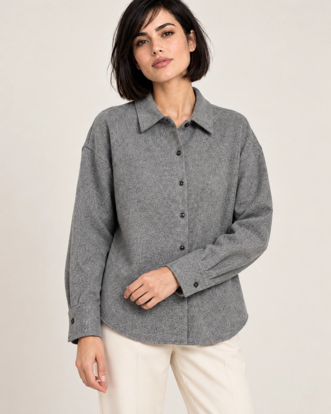 Camicia uomo grigio chiaro, dettaglio del capo - MADAME VENICE - FW26 - CARACAS - LANA JESI #Colore_Grigio Chiaro