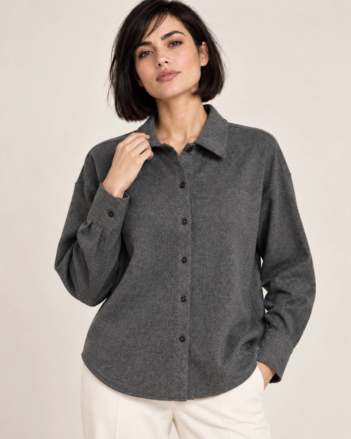 Camicia uomo grigio scuro, dettaglio del capo - MADAME VENICE - FW26 - CARACAS - LANA JESI #Colore_Grigio Scuro