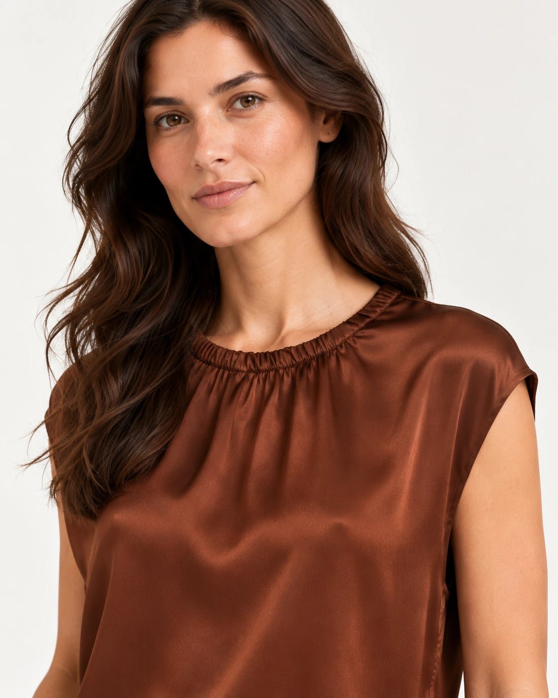 Canotta con arriccio ruggine, dettaglio dello scollo arricciato - MADAME VENICE - FW25 - VIRGINIA - RASO #Colore_Rust