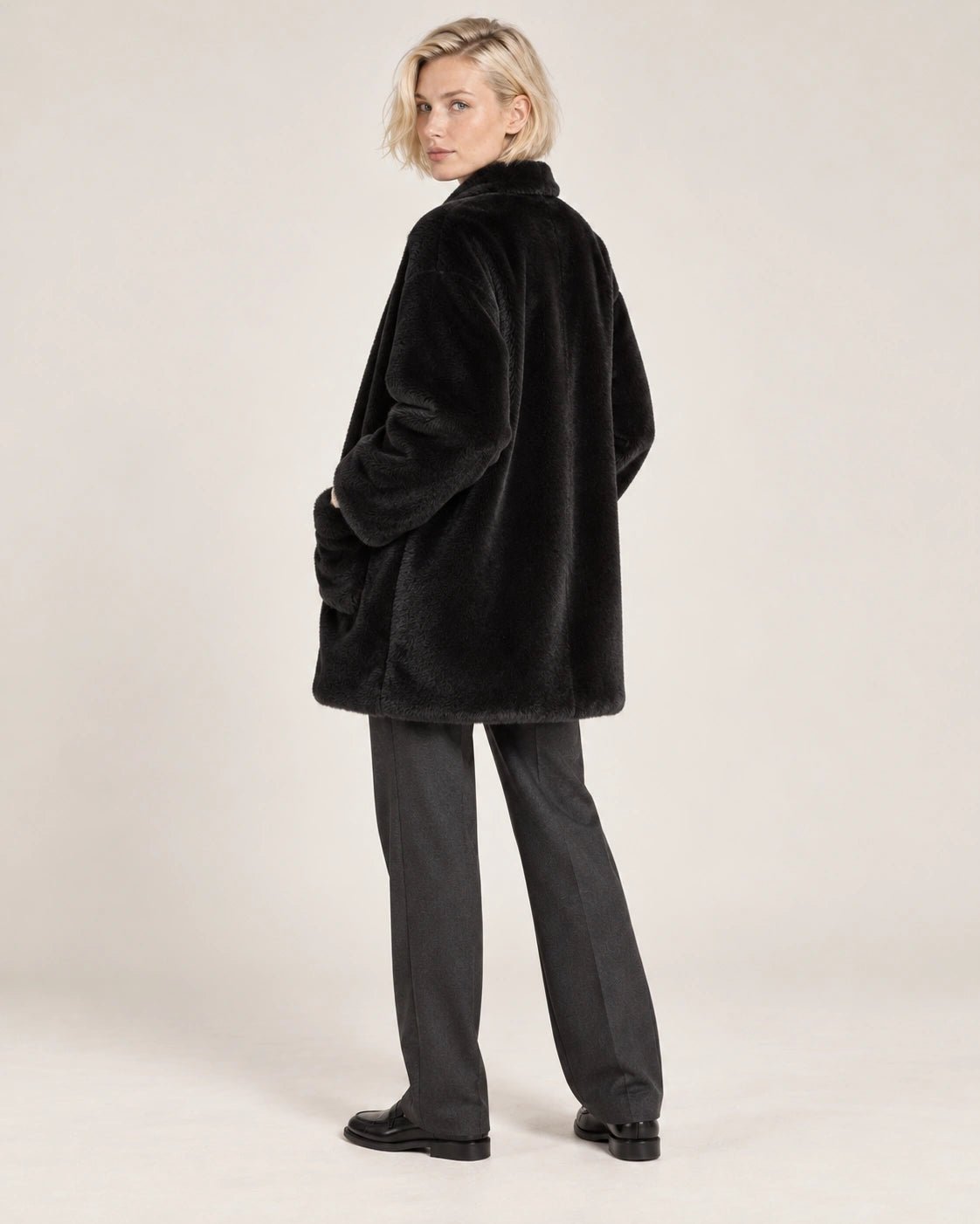 Cappotto nero, vista posteriore - MADAME VENICE - FW26 - GIUDITTA - FUR #Colore_Nero
