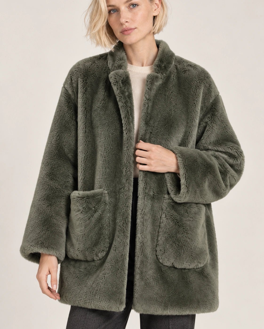 Cappotto verde, dettaglio del capo - MADAME VENICE - FW26 - GIUDITTA - FUR #Colore_Verde