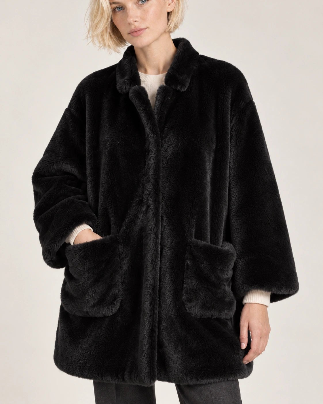 Cappotto nero, dettaglio del capo - MADAME VENICE - FW26 - GIUDITTA - FUR #Colore_Nero