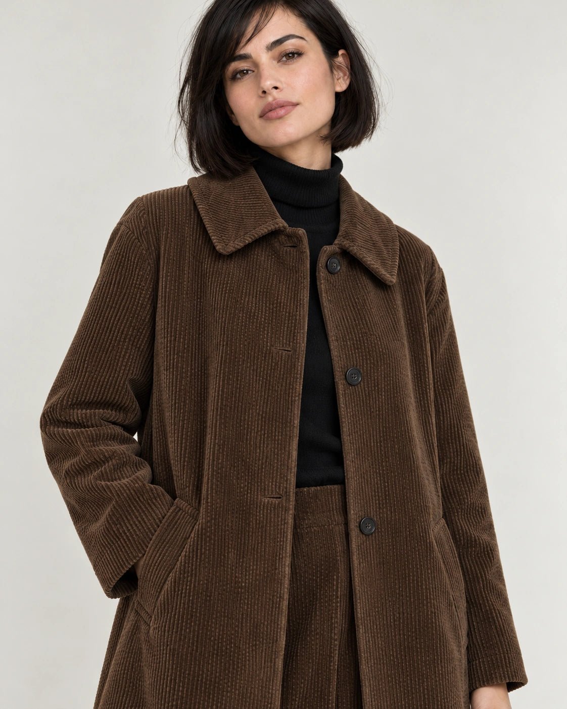 Cappotto faldone marrone, dettaglio del capo - MADAME VENICE - FW26 - GIOVANNA - VELVET SWEET #Colore_Marrone