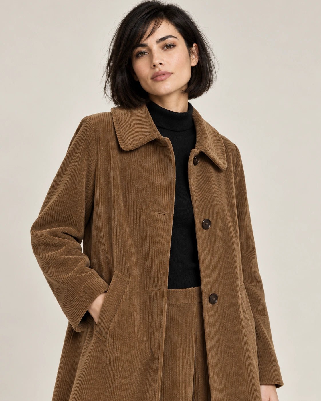 Cappotto faldone tabacco, dettaglio del capo - MADAME VENICE - FW26 - GIOVANNA - VELVET SWEET #Colore_Tabacco